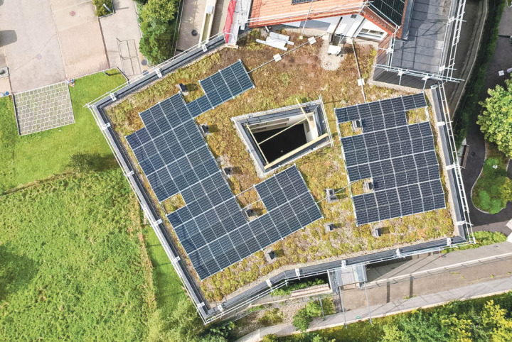 Die Initiative fordert, dass geeignete Dächer mit Photovoltaik bestückt werden. Bild zvg / Erne Solartechnik