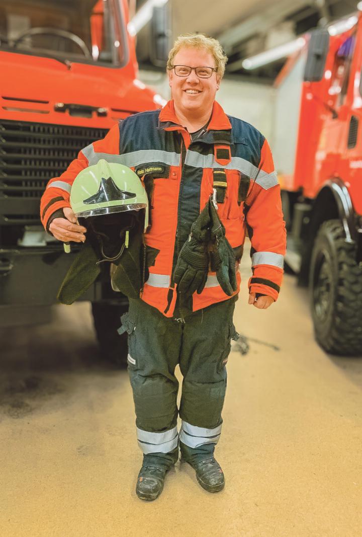 Posiert mit Freude vor dem Wagenpark: Feuerwehrkommandant Reto Hartmann. Bild André Frauchiger Posiert mit Freude vor dem Wagenpark: Feuerwehrkommandant Reto Hartmann. Bild André Frauchiger