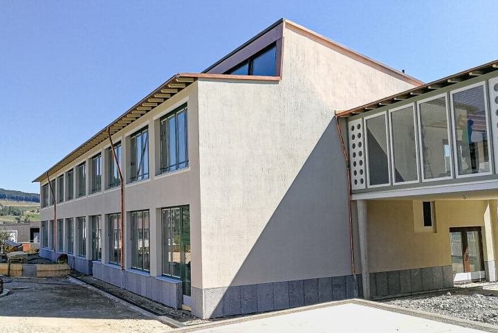 Storen, frühes Lüften und weitere Massnahmen sollen die Gelterkinder Primarschule abkühlen. Bild zvg / Gemeinde Gelterkinden