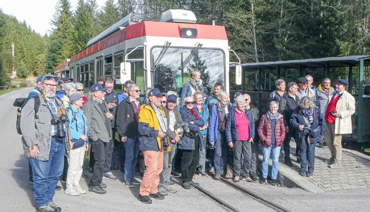 Die Baselbieter Reisegruppe vor der alten WB im Schwarzgrantal.