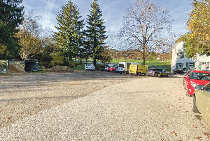 Auf diesem Terrain soll laut aktueller Planung dereinst Wohnraum geschaffen werden. Das Einverständnis der Gemeindeversammlung fehlt noch. Bild en. Auf diesem Terrain soll laut aktueller Planung dereinst Wohnraum geschaffen werden. Das Einverständnis der Gemeindeversammlung fehlt noch. Bild en.