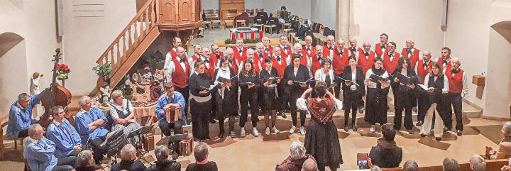 Der Jodlerklub Farnsburg Gelterkinden, das Ensemble Singvoll aus Basel und die Oberbaselbieter Ländlerkapelle traten gemeinsam auf. Bild zvg