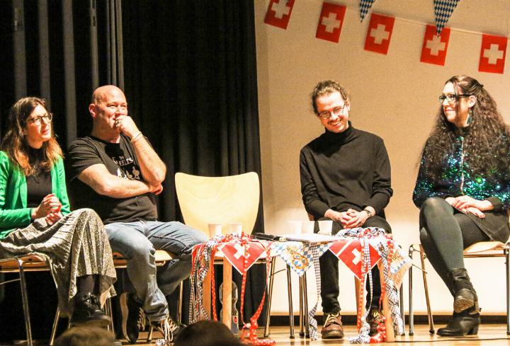 Claudia Pichler, Michael Dietmayr, Simon Hotz und Mary Long können sich das Lachen nicht verkneifen, als Andreas Iseli sein Talent unter Beweis stellt. Bild Melanie Frei