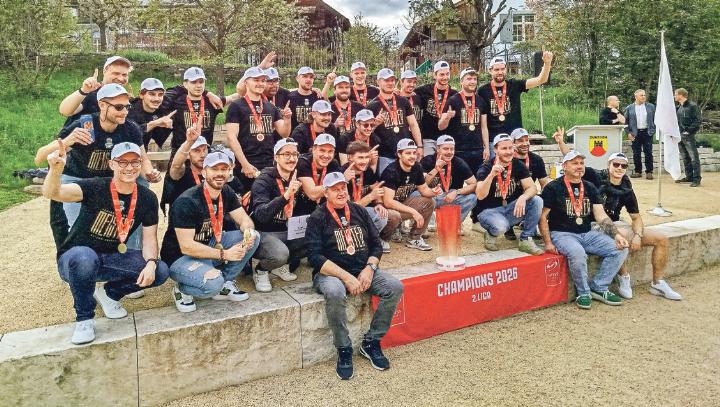 Die 2.-Liga-Meister von ZS sind auf dem Zunzger Dorfplatz geehrt worden. Bild Sander van Riemsdijk