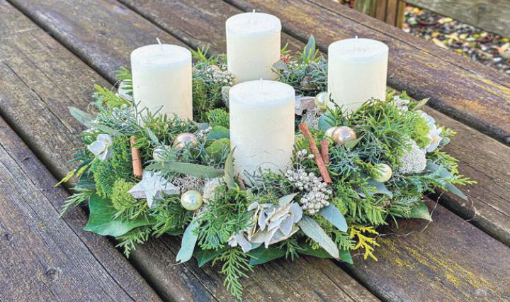 Das Blumen Atelier bietet ausgesuchte Accessoires wie Adventskränze.
Bild zvg