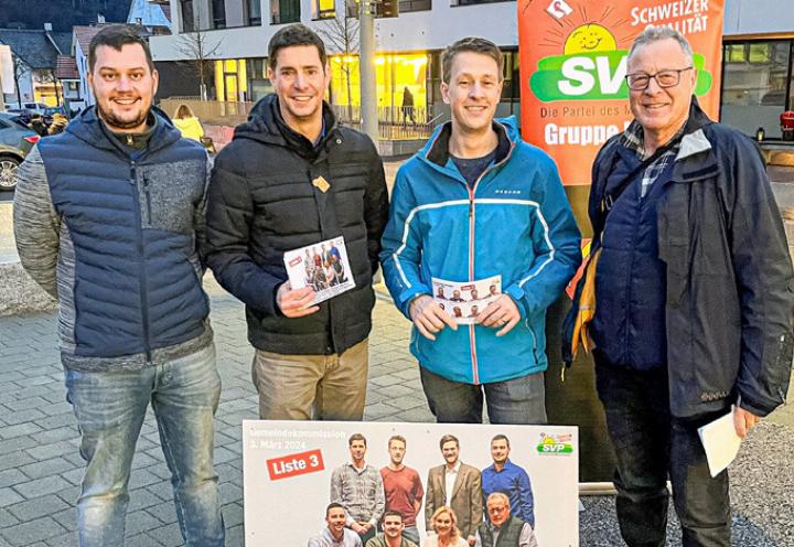 Damian Fässler, Reto Tschudin, Oliver Kriegerow und Werner Sommerhalder (von links) an der Flyer- Aktion. Bild zvg