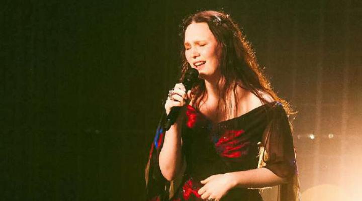 Die Schweizer Teilnehmerin Zoë Më begibt sich mit sanften Klängen mit auf ihre «Voyage». Für sie gilt es erst am Samstag ernst.  Bild zvg / eurovision.tv / EBU