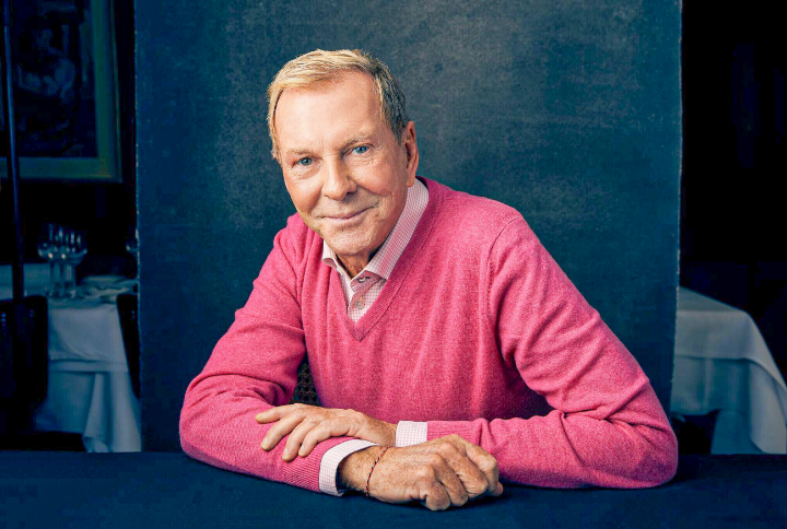 Zur Person min. Kurt Aeschbacher (77) ist Moderator, Gesprächsleiter und Unternehmer. Über viele Jahre war er als Talkmaster im Schweizer Fernsehen tätig und wurde unter anderem als Gastgeber der Sendung «grell-pastell» bekannt. Seine Gesprächsführung versteht er als Handwerk, das auf sorgfältiger Vorbereitung, Zuhören und Empathie beruht.Nach dem Ende seiner letzten Fernsehsendung 2018 ist Aeschbacher selbstständig tätig. Er setzt eigene Projekte um, moderiert Gesprächsreihen und Veranstaltungen und gibt das Magazin «50plus» heraus. Im Baselbiet kennt man