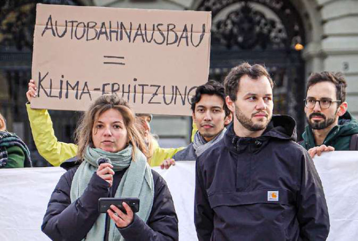 Lea Schmutz und Dominik Beeler, das Co-Präsidium des «jungVCS», bei einer Kundgebung auf dem Bundesplatz. Bild zvg