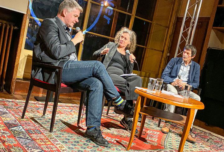 Zu Gast bei Ueli Mäder (rechts) waren der Neurowissenschaftler John-Dylan Haynes und die Basler Datenschutzbeauftragte Danielle Kaufmann.
Bild Jürg Gohl