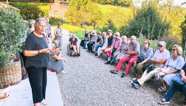 Die bäuerin des bio-bauernhofs birnbaum in Zollbrück wusste allerhand über Hof und garten zu erzählen. Bild zvg