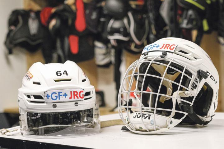 Vor Kurzem wäre das noch undenkbar gewesen: Bei ZS sind weniger Plexiglas-Visiere auszumachen als freiwillige Gitter (rechts). Bild Sebastian Wirz