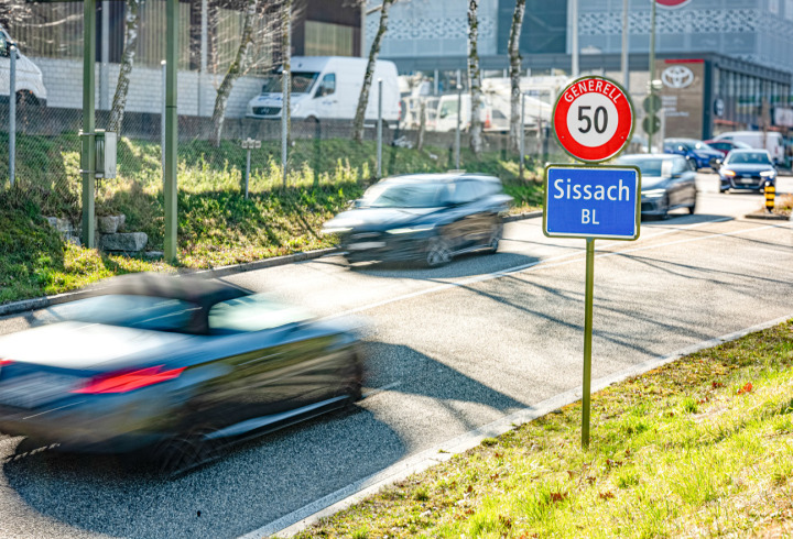 Im Rahmen von Bauarbeiten an der Netzen- und Hauptstrasse – auch wegen Umbauarbeiten – wurde die innerorts allgemein gültige Höchstgeschwindigkeit von 50 km/h angepasst. Bild Peter Sennhauser