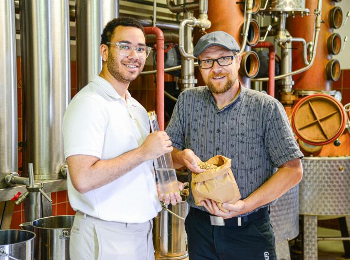 «General Sutter»-Brennmeister Roland Buser macht aus Weizen Vodka, Timon Belguith (links) und seine Compagnons bringen ihn in die Flasche. Bild Christian Horisberger