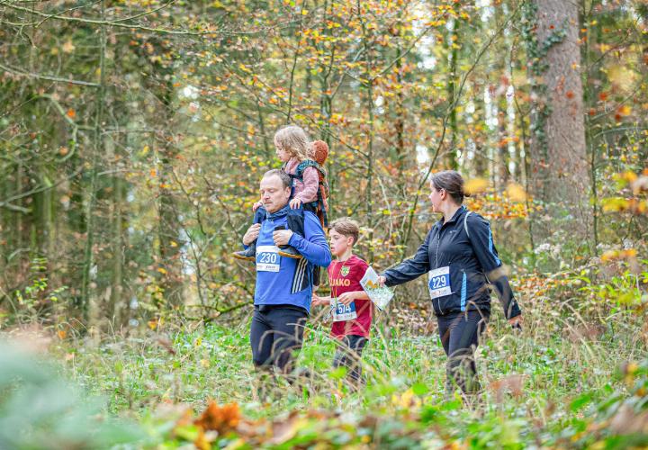 Familiensport Orientierungslauf – Huckepack erlaubt. Bilder zvg / Jasmin Haller