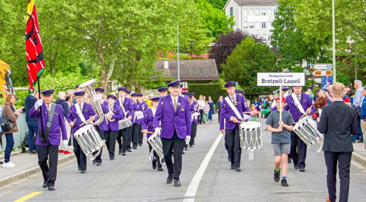 Die Musikgemeinschaft Bretzwil/Lauwil überzeugt mit ihren Evolutionen. Bilder Hanspeter Thommen