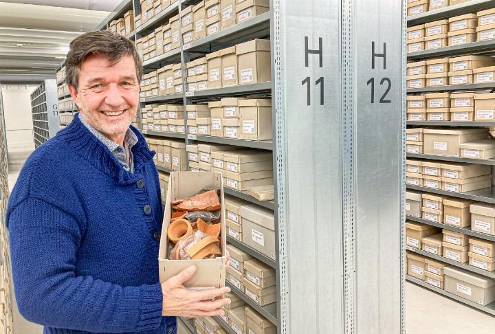 Die Sammlung von Augusta Raurica umfasst neben vielen Keramikscherben, von denen Dani Suter hier einige präsentiert, auch prachtvolle Stücke, die im Museum nicht gezeigt werden können. Bild Regula Vogt-Kohler