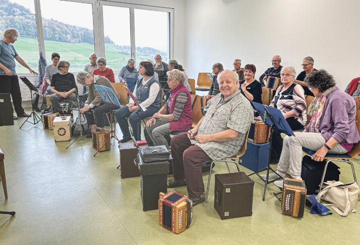 Die Teilnehmerinnen und Teilnehmer beim Unterricht – gut gelaunt.
Bild zvg