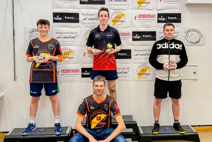 Das Podest der Elite A (von links): Severin Fischer, Adrian Auer, Sascha Rindt. Davor TTCG-Präsident Simon Senn. Bild zvg