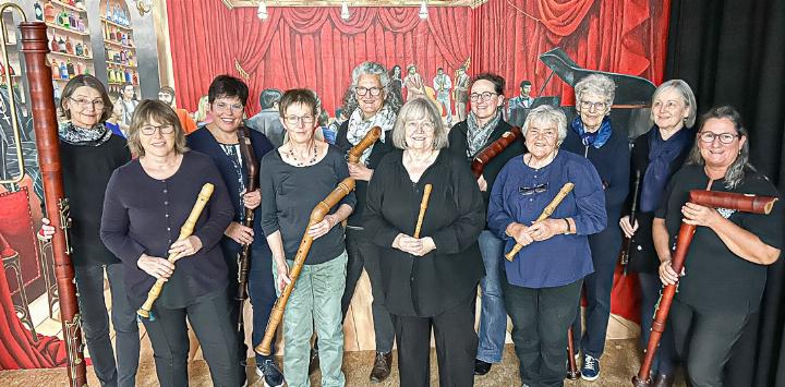 Die Lehrerinnen und Lehrer musizieren gemeinsam auf historischen Instrumenten. Bild zvg