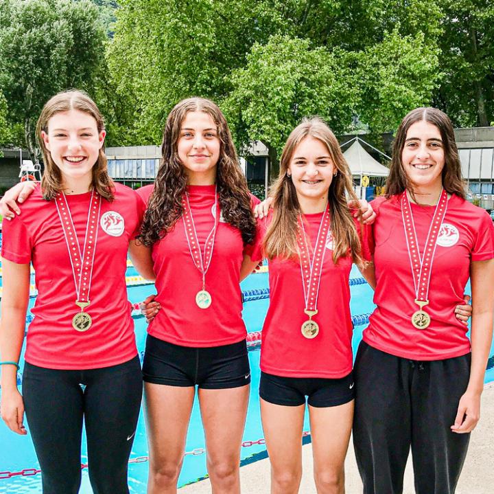 Die siegreichen Sissacher Schwimmerinnen (von links): Camille Schicktanz, Giordana Graf, Julie Räuber und Flavia Meier. Bilder zvg