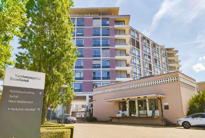 Das Pflegepersonal und die Leitung des Kantonsspitals Baselland sind sich uneinig, wie die Lohnerhöhungen aussehen sollen – es wird vermutlich ein Schiedsgericht angerufen. Das Spital steht ausserdem unter Spardruck. Bild Janis Erne