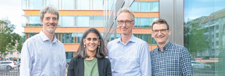 Das Leitungsteam von «AntiResist» ist an den Märkten teilweise anwesend: Prof. Dr. Dirk Bumann, Prof. Dr. Nina Khanna, Prof. Dr. Christoph Dehio und Prof. Dr. Urs Jenal (von links). Bild zvg