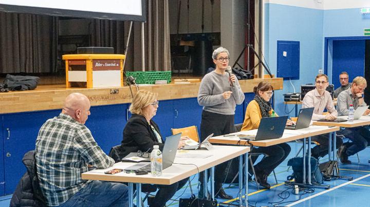 Gemeindepräsidentin Andrea Sulzer führte in ruhiger Art durch die Versammlung.
Bild hpt.