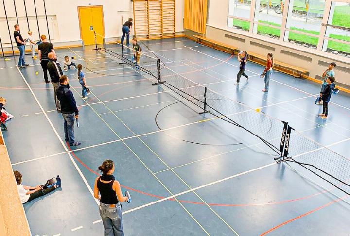 Einige Bretzwilerinnen und Bretzwiler lernten eine unterhaltsame Sportart kennen: Pickleball. Bild André Frauchiger