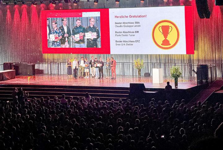 Die drei namentlich aufgeführten jungen Männer wurden mit dem Titel «Beste Abschlüsse 2025» ausgezeichnet. Bild wm