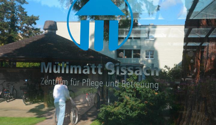 Das Gebäude der Alterssiedlung Sissach mit 18 Wohnungen (im Hintergrund) steht den Erweiterungsplänen des Altersheims Mülimatt im Weg. Bild Christian Horisberger
