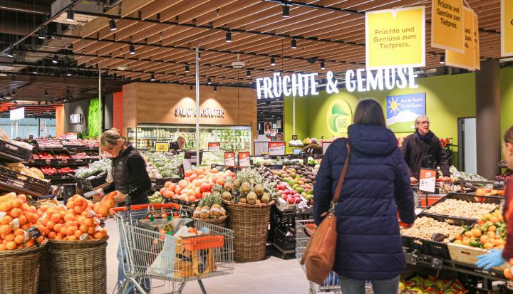 Ein umfangreiches Sortiment an Früchten und Gemüse empfängt die Kundschaft in der Migros Bubendorf. Bilder mef.