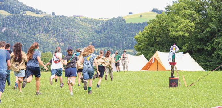 Die Kinder und Jugendlichen freuen sich, wenn Bewegung angesagt ist. Bild zvg