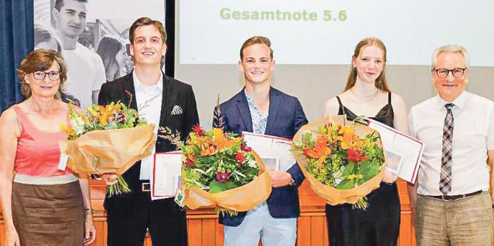 Präsidentin der Kreiskommission Schulen kvBL Christine Mangold, Eric Bielser (1. Rang), Luca Rentsch (3. Rang), Sereina Antener (2. Rang) und Peter Engel, Mitglied der Schulleitung der WMS 
(von links).
Bild zvg
