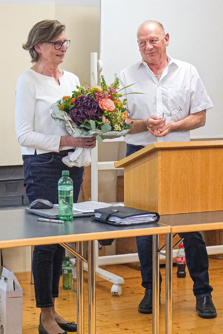 Christine Mangold wird nach der Laudatio mit Blumen und Wein für ihre Tätigkeit als Gemeinderatsstatthalterin verabschiedet. Bild Elisabeth Böhm