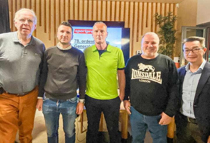 Peter Meier (Gemeinderat Reinach), Michael Herrmann (Vorstand), Meinrad Stöcklin (Präsident), Gerry Engel (Vorstand), Biu Phan (Präsident FC Reinach).
Bild zvg