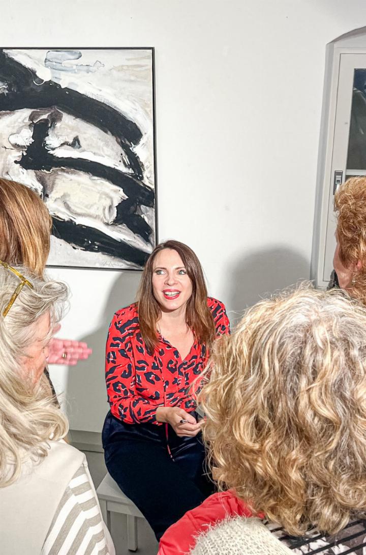 Zoë Jenny war bei der Lesung in Liestal freigiebig – mit Signaturen und Inhalten aus ihrem aktuellen Buchprojekt. Bild Brigitte Keller