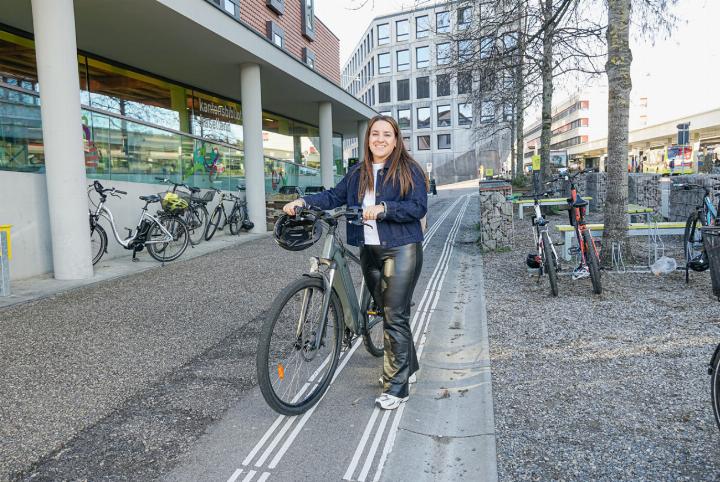 Tania Cucè ist häufig mit dem E-Bike unterwegs – einen Schnellstart muss sie auch mit der SP hinlegen. Bild Tobias Gfeller