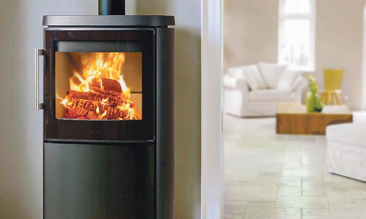 Zeitloses Design umrahmt die Feuersicht beim Modell HWAM 4640m. Bild zvg