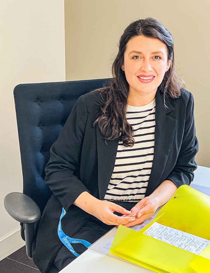 Marcela Hohl an ihrem Bürotisch, von dem aus sie Kurt Aeschbacher und die prominenten Gäste anfragte. Bild Marianne Ingold