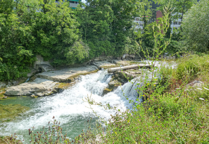 Nachdem das Chemieunternehmen Bachem mit der Chemikalie belastete Lösungen ins Ab-wasser geleitet hatte, wurde in der Ergolz eine erhöhte TFA-Konzentration nachgewiesen.Bild zvg