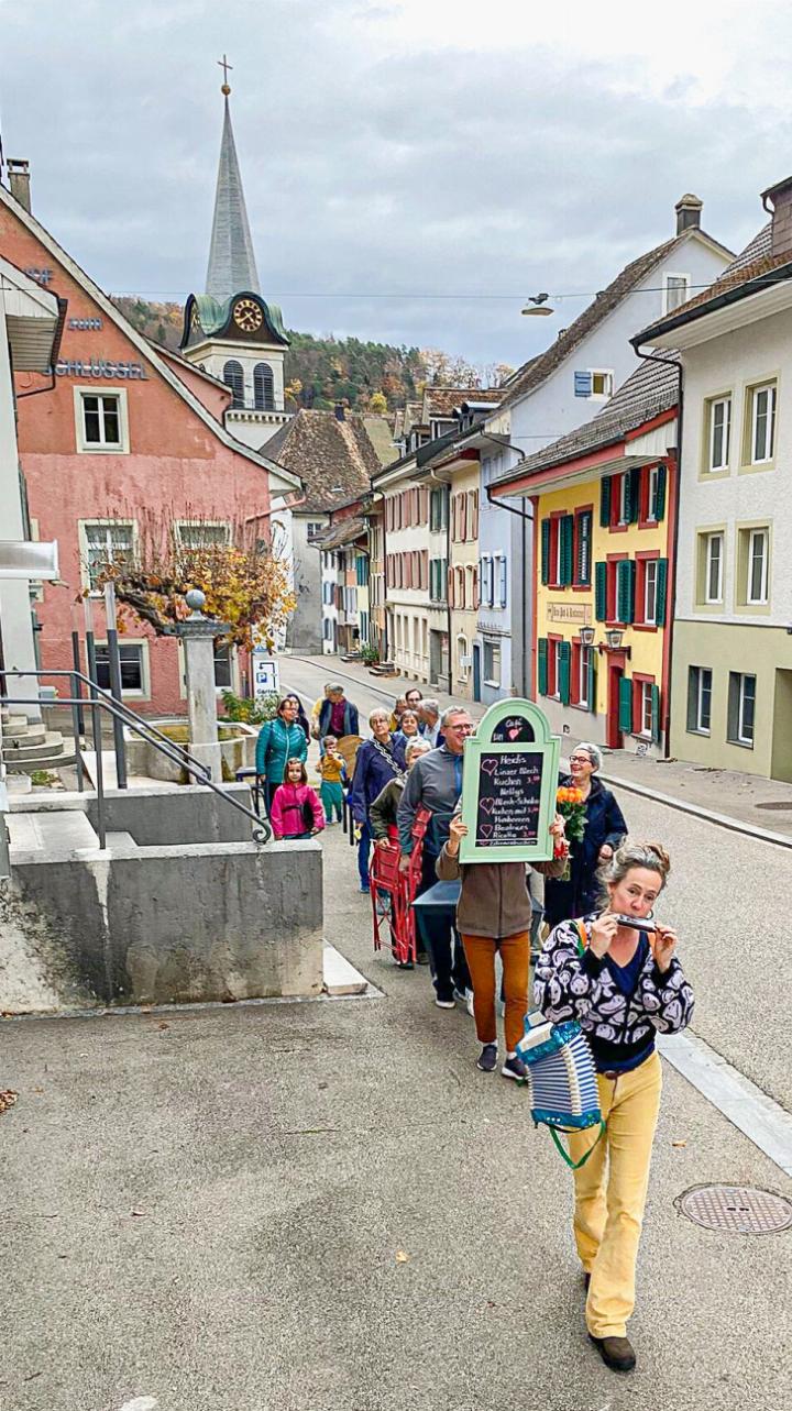 Der Treffpunkt zieht ein paar Häuser weiter. Am 1. November fand am alten Ort die Abschiedsfeier statt.
Bild zvg