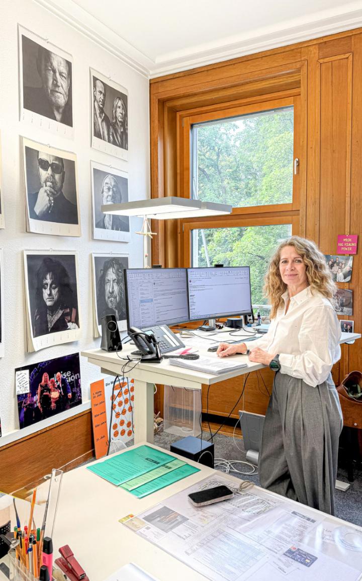 Beatrice Stirnimann, umgeben von Kalendern mit Musikgrössen, die bereits einmal am Festival aufgetreten sind. Bild zvg Beatrice Stirnimann, umgeben von Kalendern mit Musikgrössen, die bereits einmal am Festival aufgetreten sind. Bild zvg