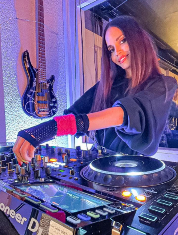 Nadine Vinzens steht heute in Sissach am DJ-Pult. Bild Archiv vs