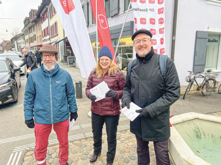 Ueli Weiss, Caroline Zürcher und David Foggetta (v.l.) verteilen die Umfragekarten. Bild zvg