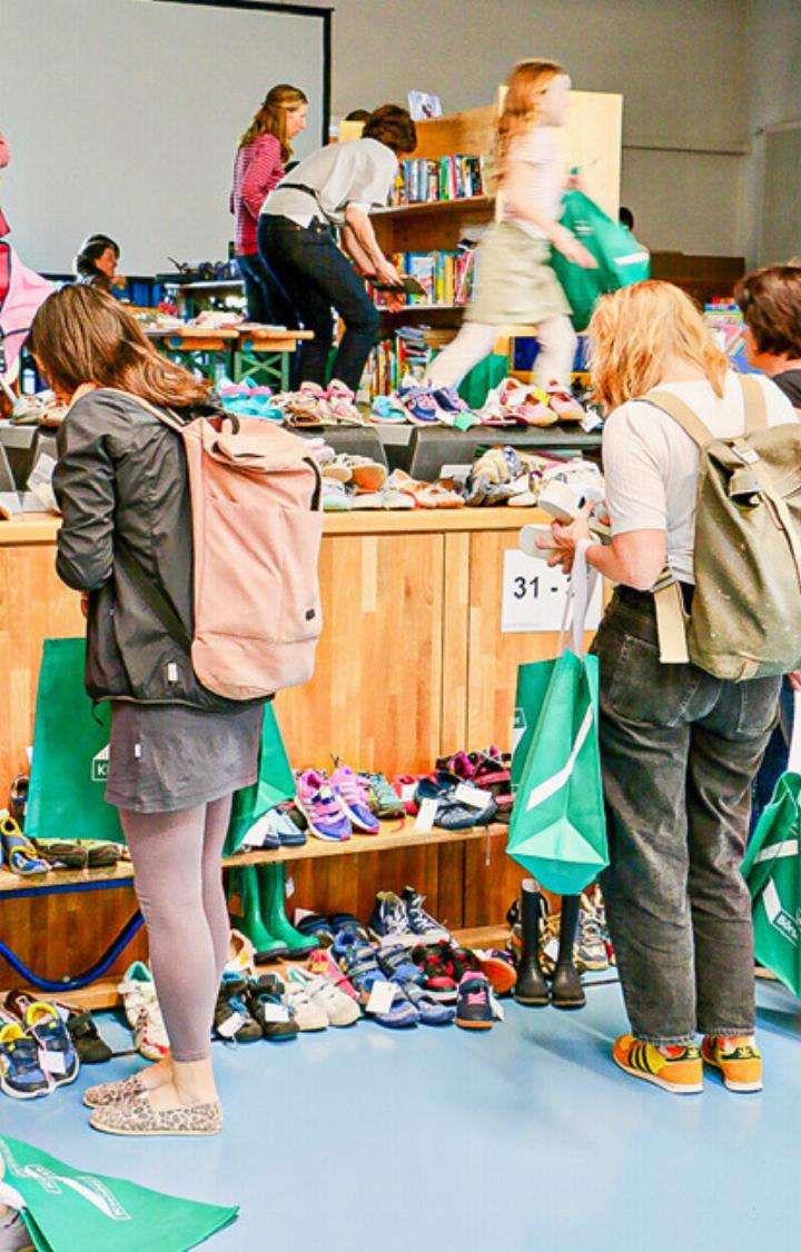 An der Börse gibt es auch Schuhe zu kaufen. Bild zvg
