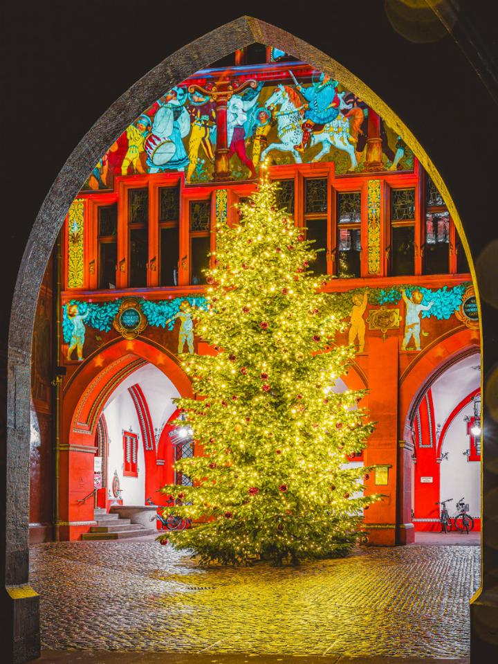 Der geschmückte XXL-Christbaum beim Rathaus ist ein Hingucker. Bild zvg