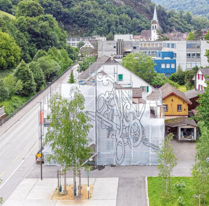 Komposition aus übergrossen Scheren an der Bauverhüllung des ehemaligen Ärztehauses in Waldenburg von Aleksey Shchigalev.
Bild zvg