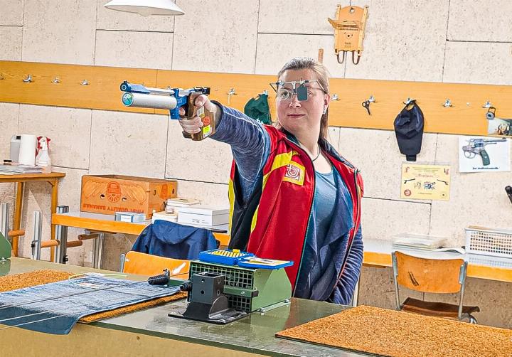 Konzentriert nimmt Tanja Spiess die Scheibe ins Visier.
Bild Luana Güntert