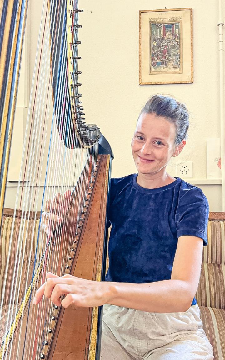 Harfenistin Vera Schnider interessiert sich nicht nur für die Musik an sich, sondern auch die Geschichte dahinter. Bild Brigitte Keller
